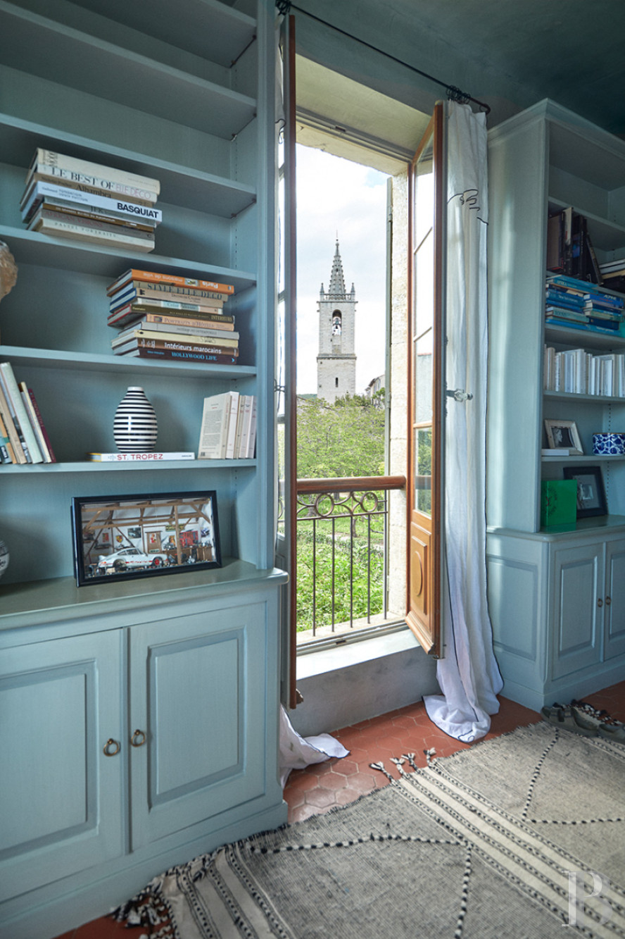 Dans les Alpes-de-Haute-Provence, au sud de Forcalquier, une maison de village traditionnelle et audacieuse - photo  n°28